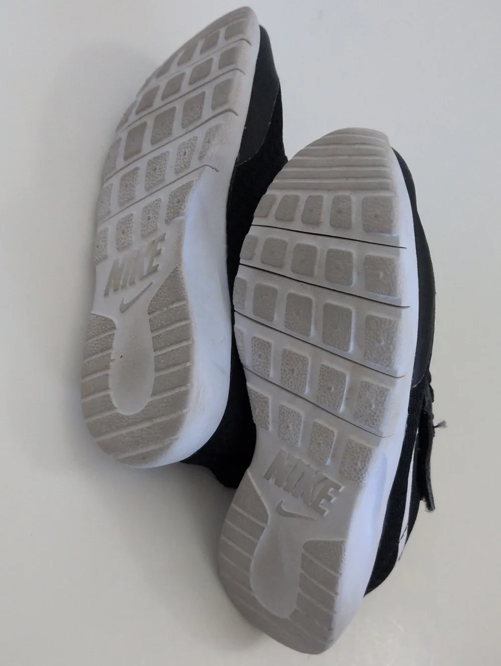 Nike Tanjun EasyOn Sneaker - Black & White - 12.5 C